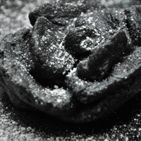 Pâte d’amande noire à la poudre de charbon végétal